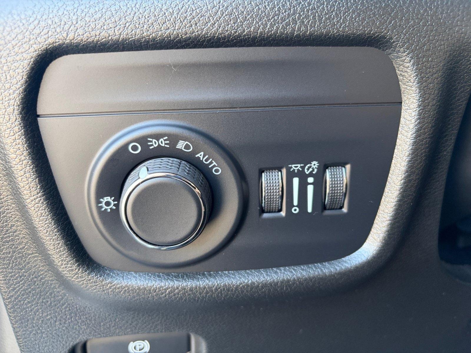Used 2025 Jeep Grand Cherokee Altitude AWD/4WD image 29