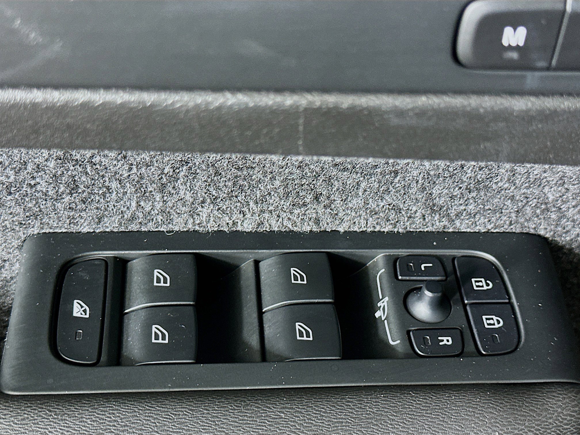 Used 2025 Volvo XC40 B5 Plus image 15