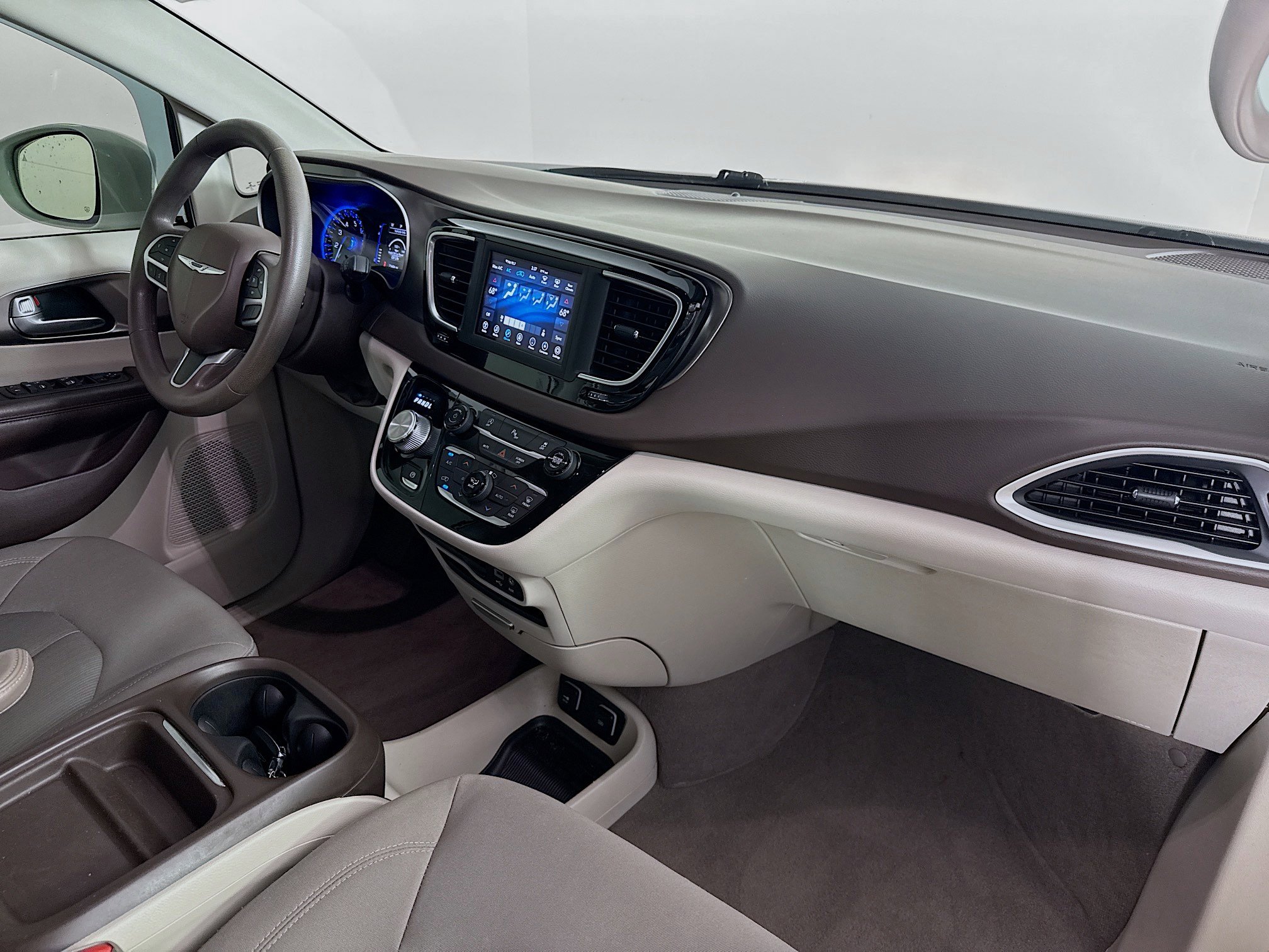 Used 2018 Chrysler Pacifica Touring Plus FWD image 38