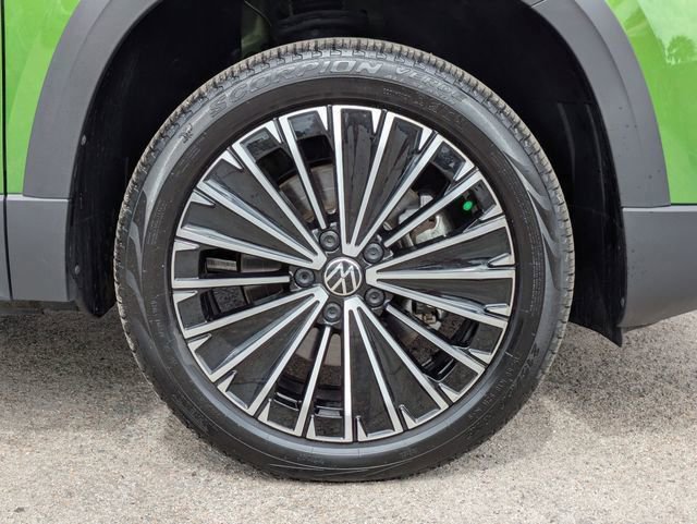 Used 2025 Volkswagen Taos SE FWD image 11