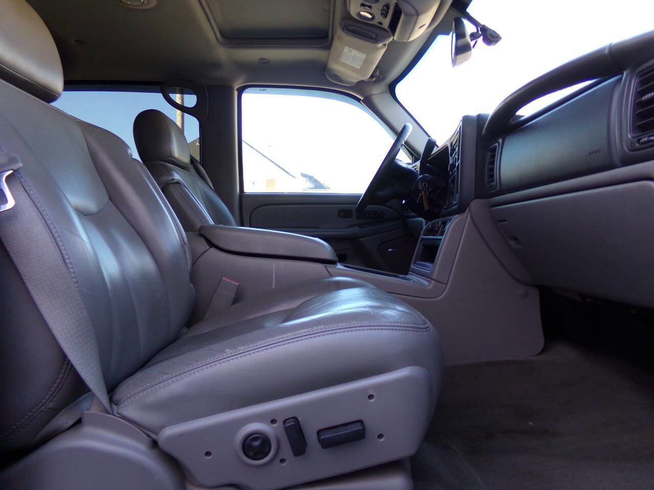 Used 2005 Chevrolet Avalanche Z71 w/ Sun And Sound Package image 21