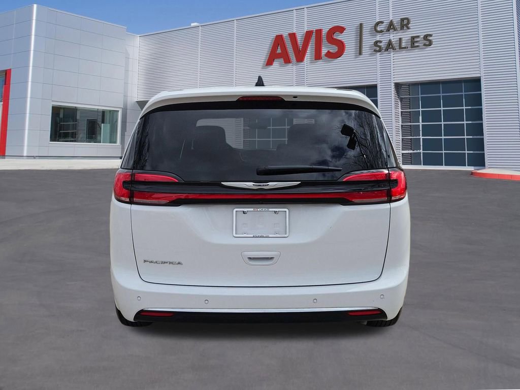 Used 2025 Chrysler Pacifica Select image 5