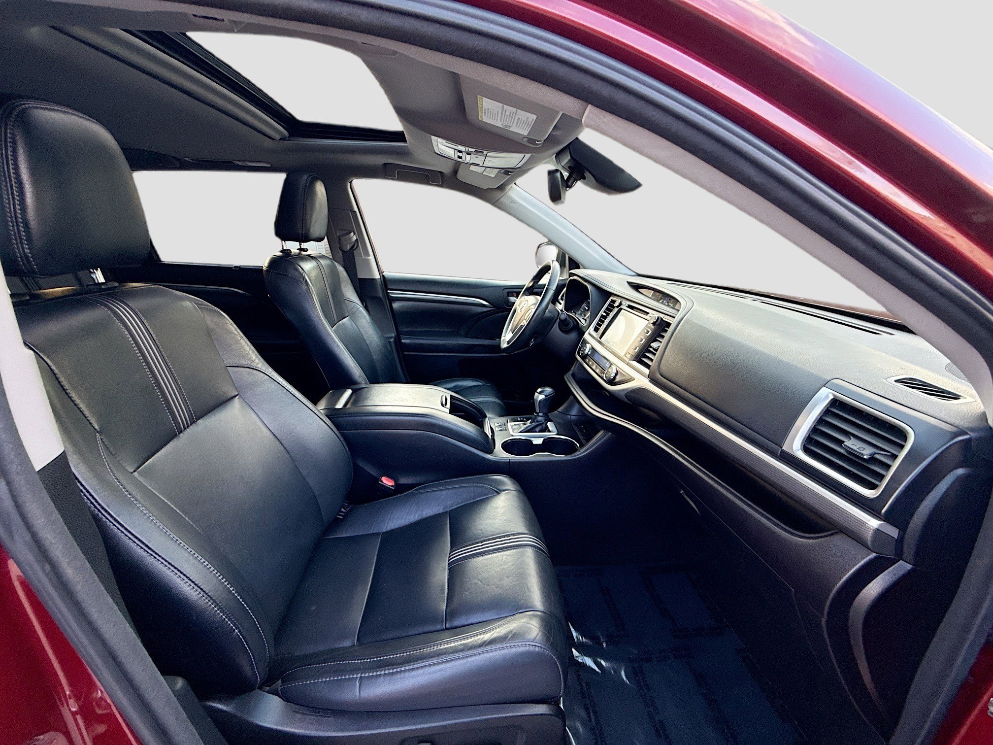 Used 2018 Toyota Highlander SE image 34