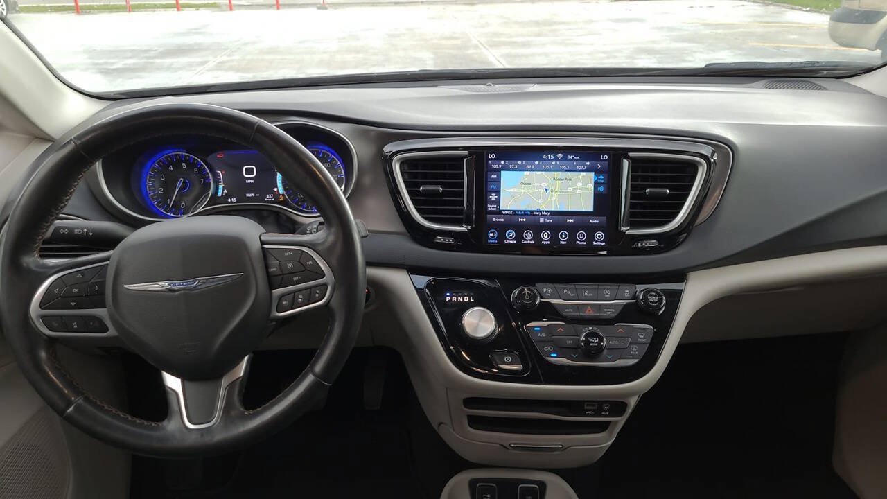 Used 2020 Chrysler Pacifica Touring-L w/ Advanced Safetytec Group FWD image 5