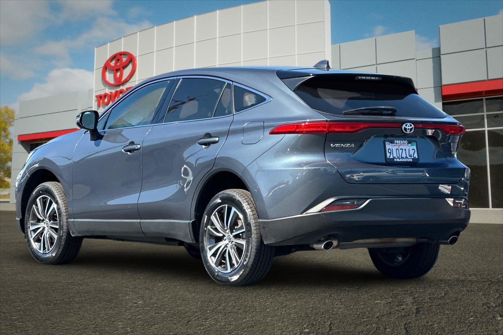 Used 2024 Toyota Venza LE AWD/4WD image 5