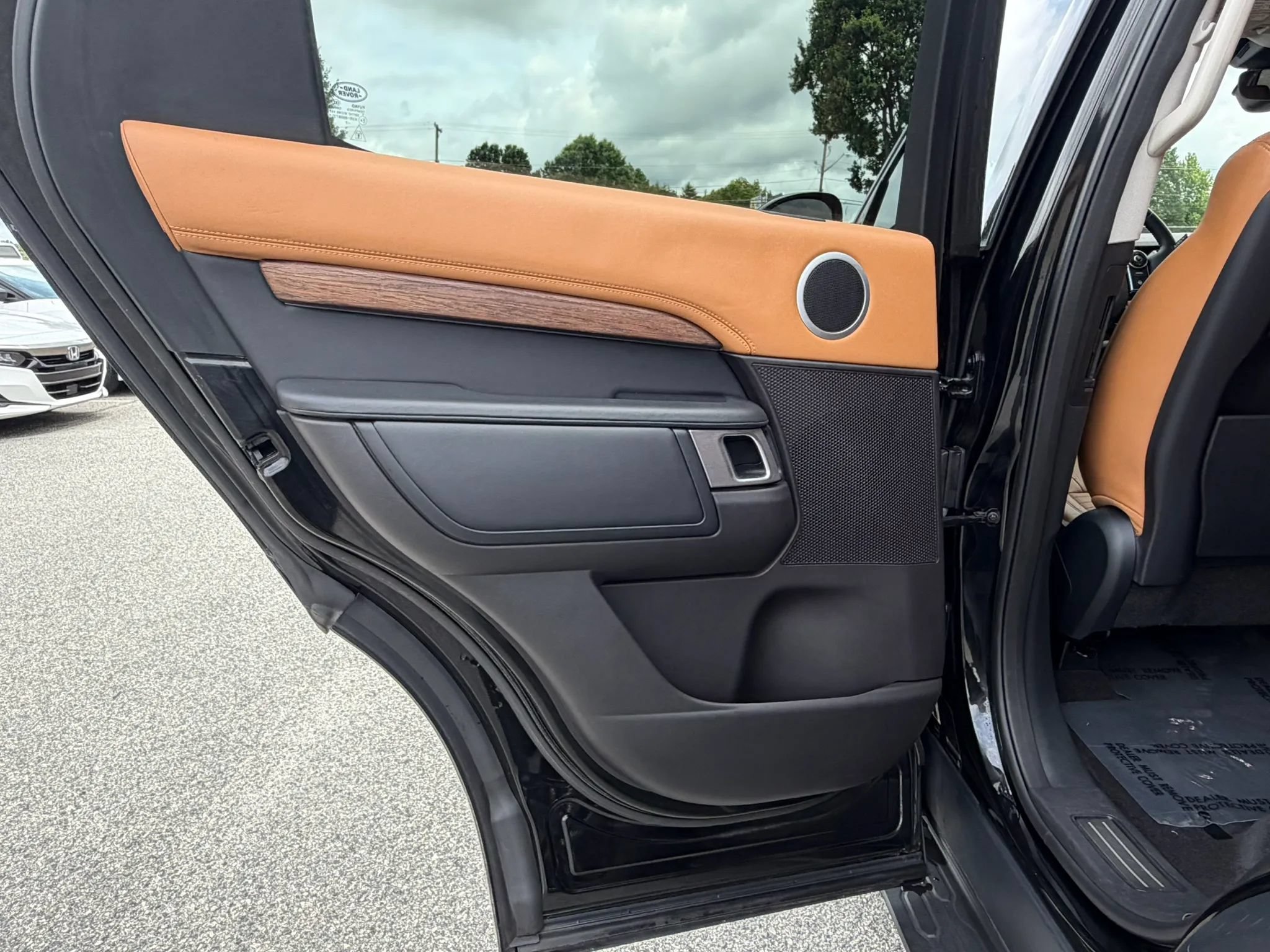 Used 2017 Land Rover Discovery HSE Luxury AWD/4WD image 11