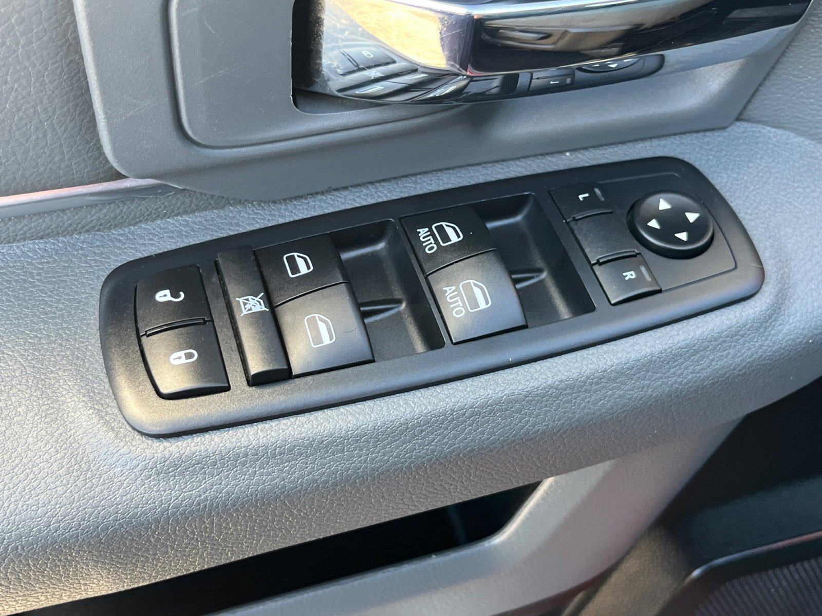 Used 2017 RAM 3500 SLT AWD/4WD image 14