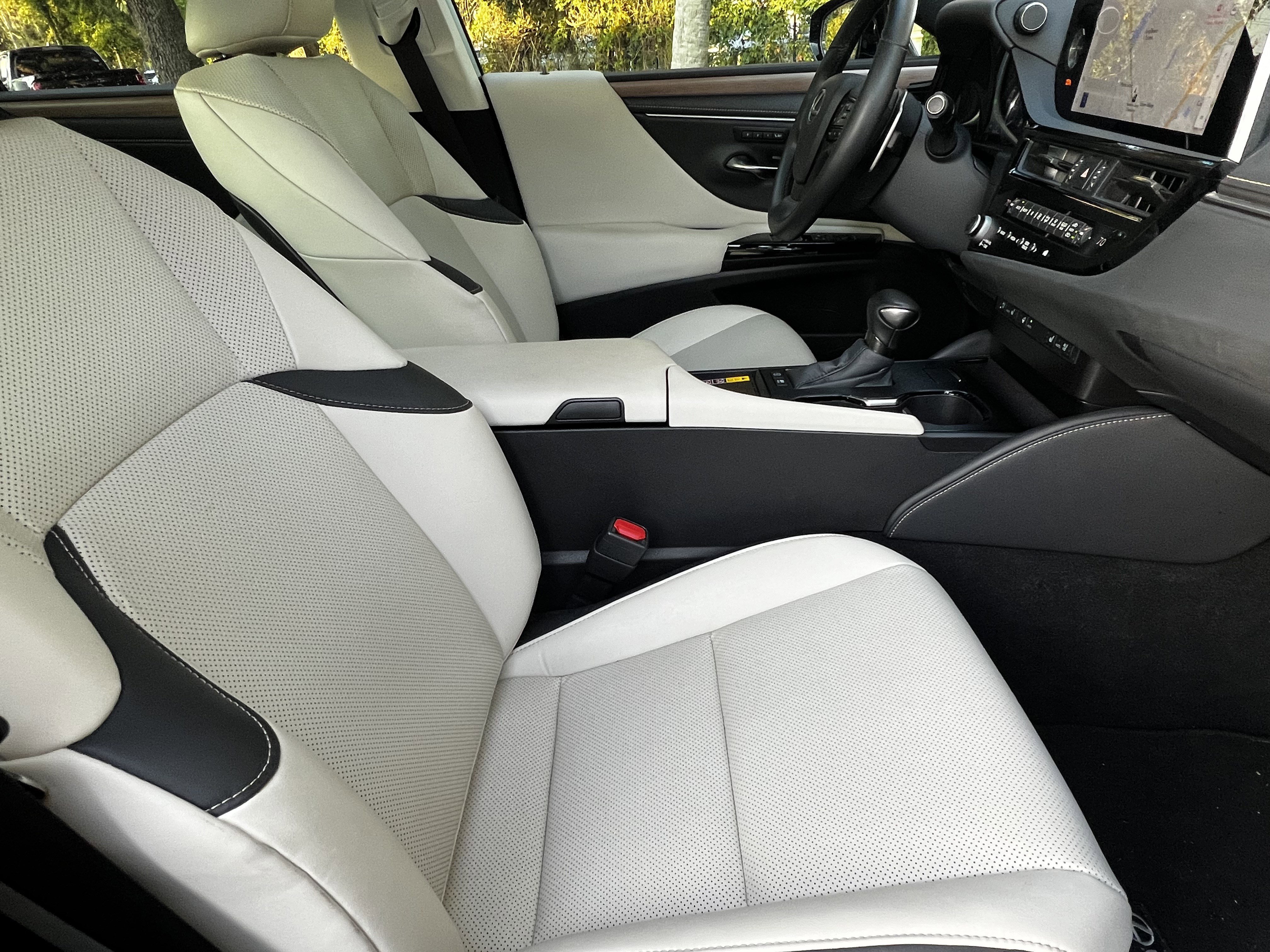 Certified 2025 Lexus ES 300h w/ Premium Package image 44