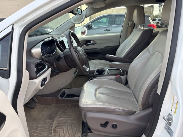 Used 2017 Chrysler Pacifica Touring-L Plus image 7