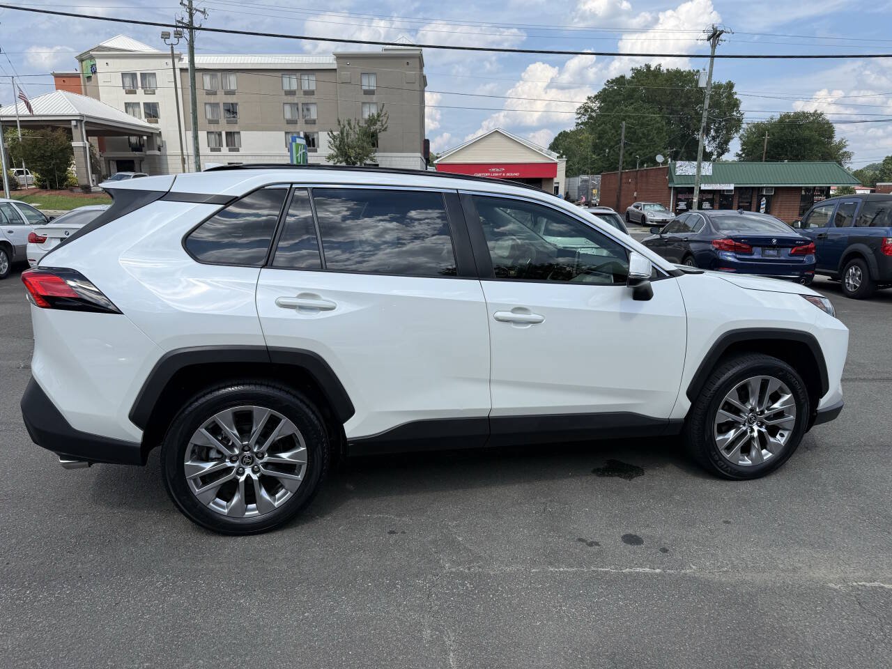 Used 2022 Toyota RAV4 XLE Premium FWD image 9