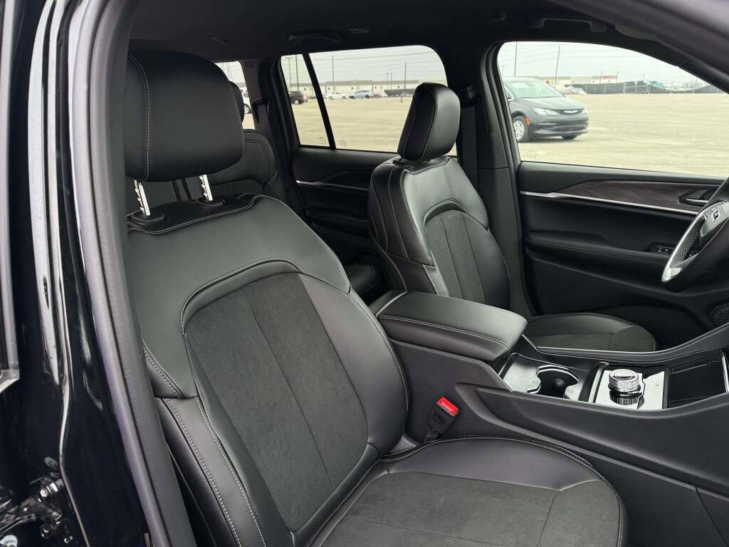 New 2026 Jeep Grand Cherokee Altitude image 22