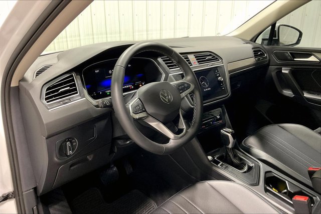 Used 2024 Volkswagen Tiguan SE w/ Panoramic Sunroof Package FWD image 14