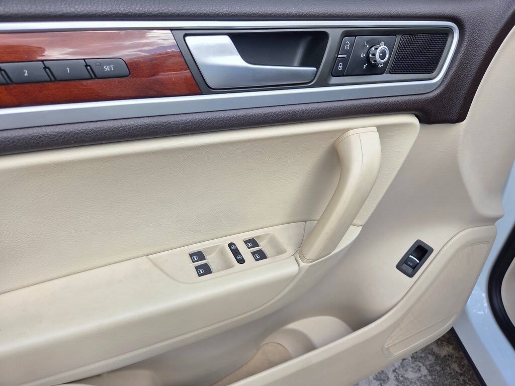 Used 2014 Volkswagen Touareg TDI AWD/4WD image 40