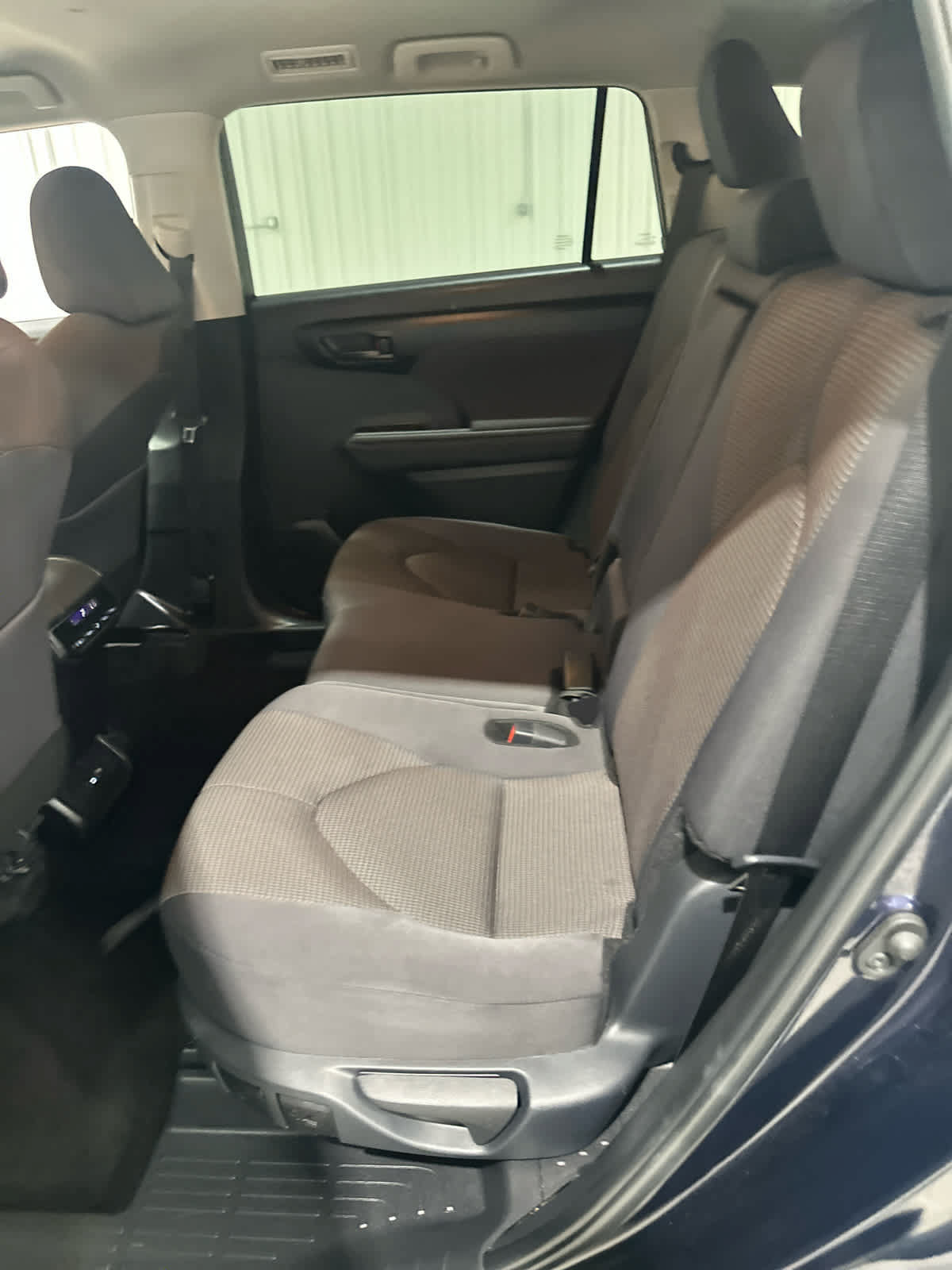 Used 2025 Toyota Highlander LE FWD image 14