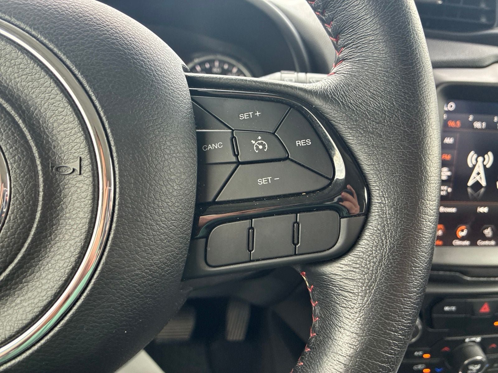 Used 2022 Jeep Renegade Trailhawk AWD/4WD image 27