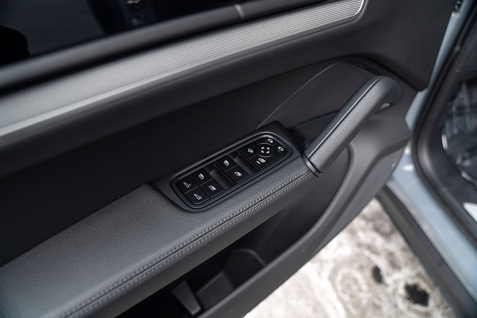 Certified 2025 Porsche Cayenne image 18