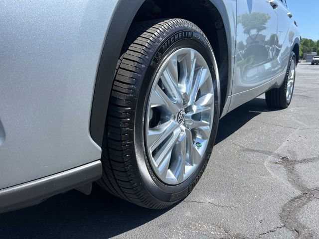 Used 2022 Toyota Highlander Limited FWD image 14