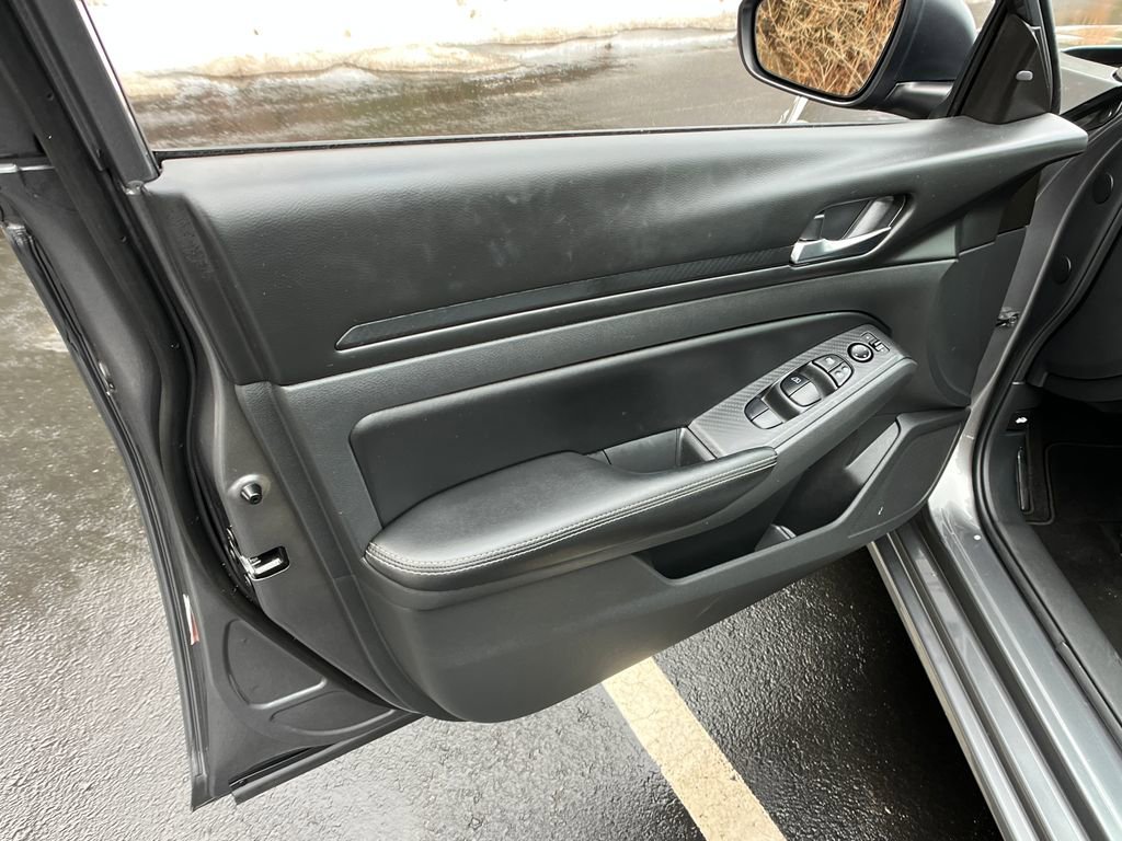 Used 2024 Nissan Altima 2.5 SV image 11