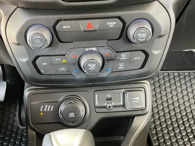 Used 2018 Jeep Renegade Latitude w/ Cold Weather Group image 19