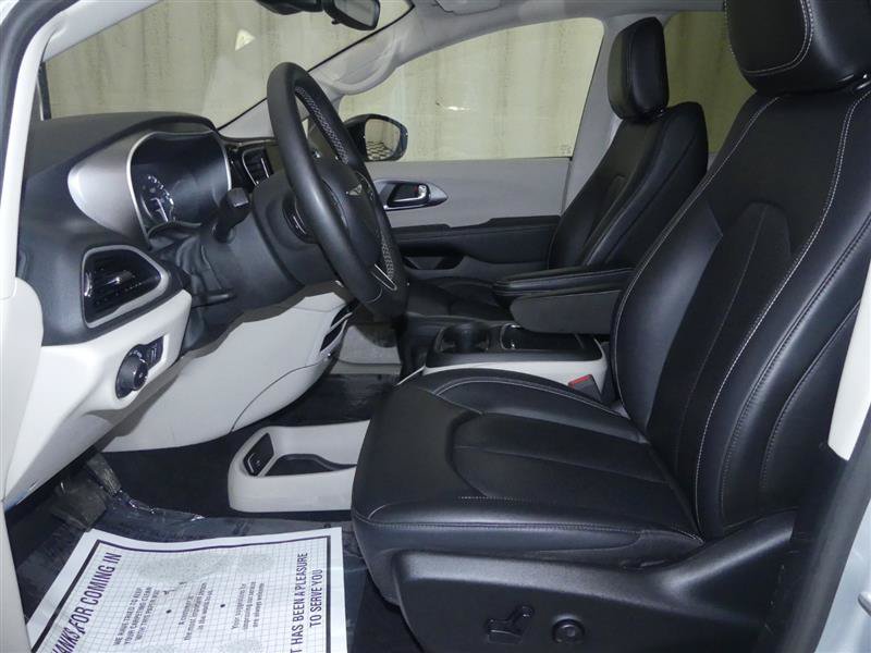 Used 2024 Chrysler Pacifica Touring-L FWD image 22