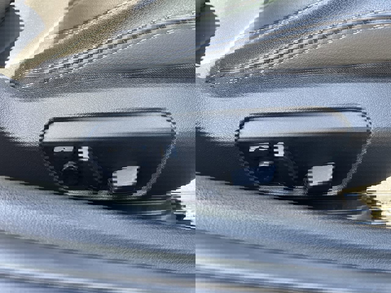 Used 2020 BMW Z4 M40i w/ Premium Package image 31