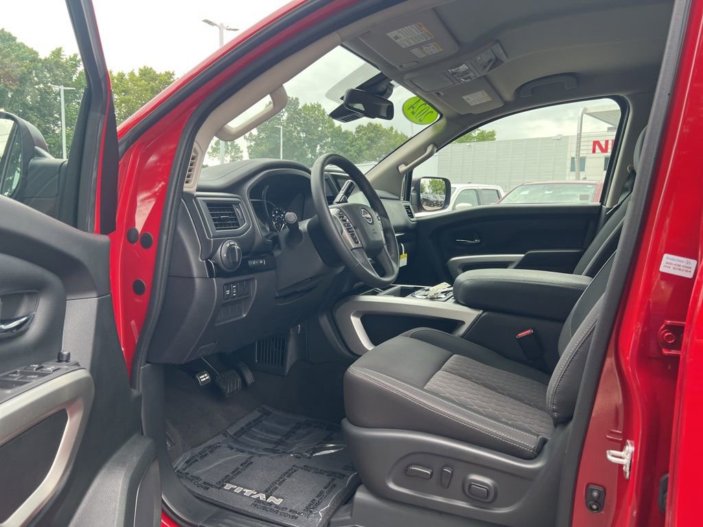 Used 2024 Nissan Titan SV w/ SV Convenience Package image 2