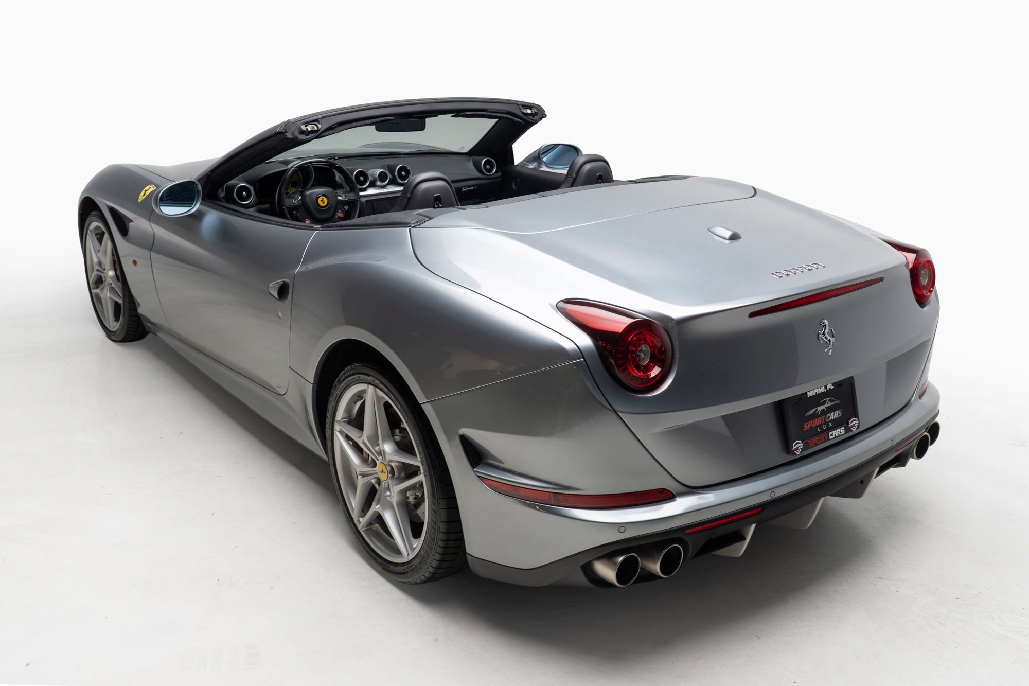Used 2016 Ferrari California T RWD image 12