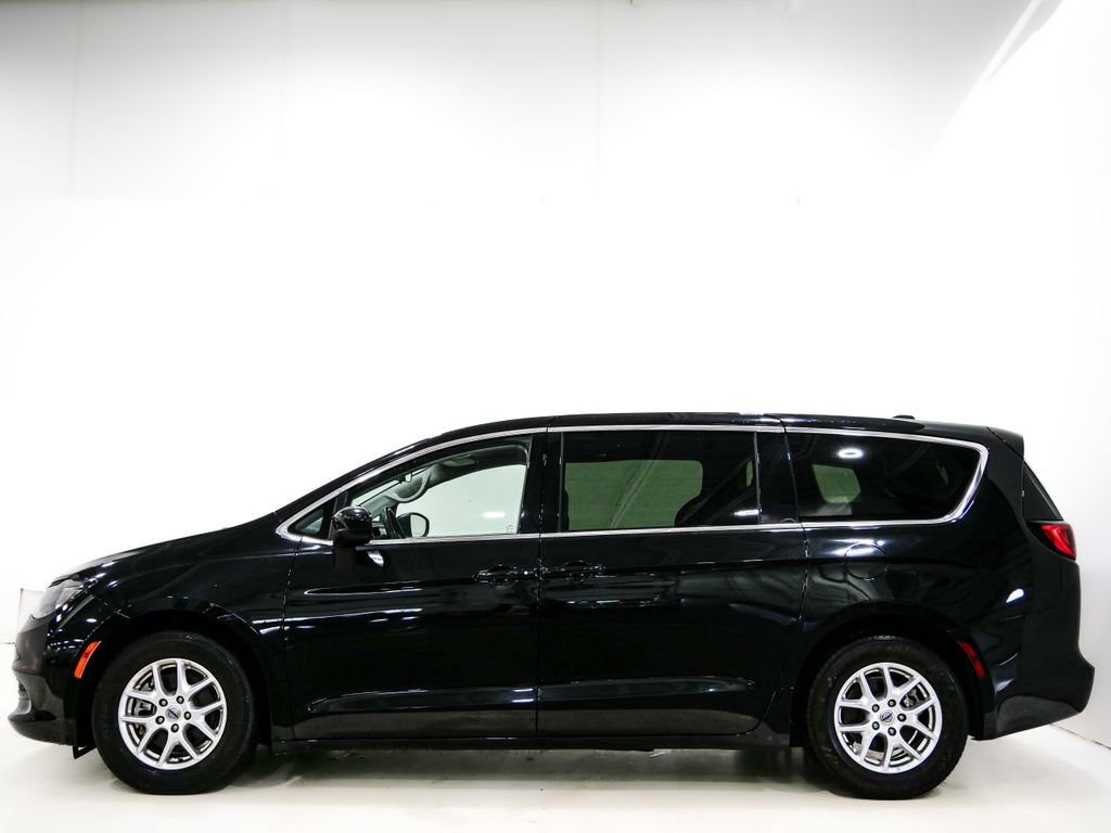 Used 2022 Chrysler Voyager LX image 5