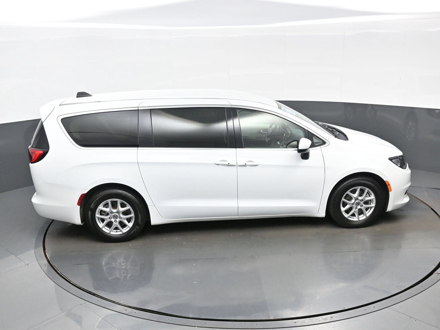 Used 2023 Chrysler Voyager LX FWD image 43