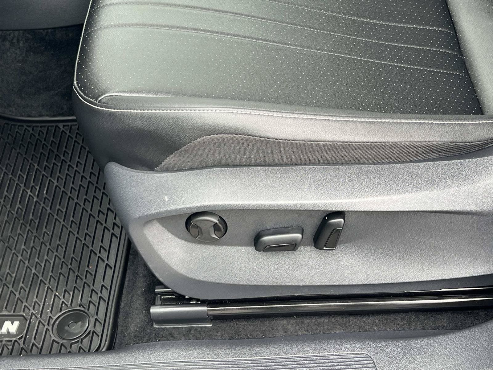 Certified 2023 Volkswagen Tiguan SE FWD image 17