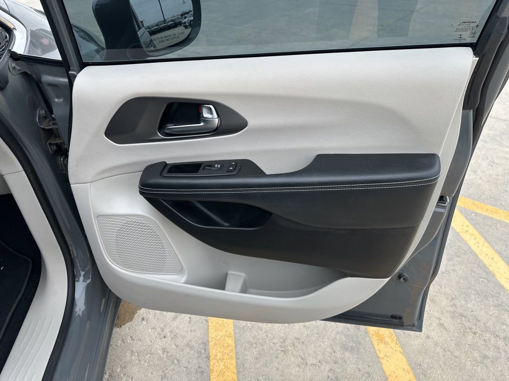 Used 2022 Chrysler Pacifica Touring-L w/ Uconnect Theater Family Group image 39