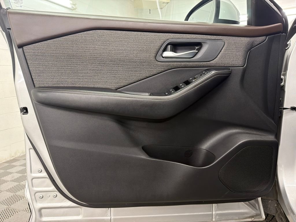 Used 2022 Nissan Rogue SV image 16