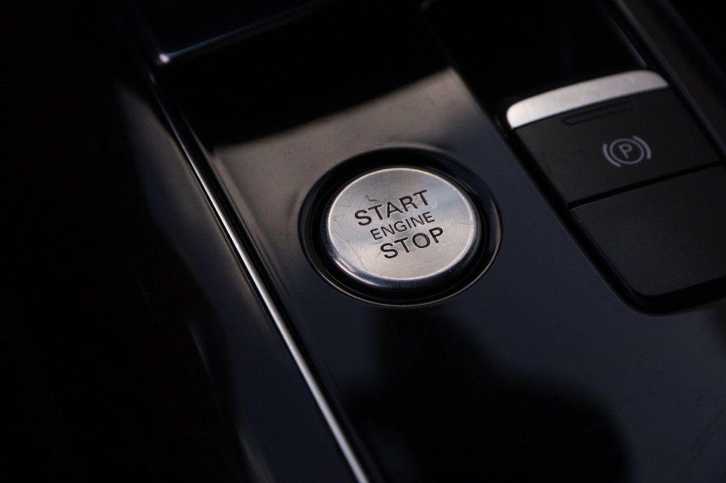 Used 2015 Audi A8 L TDI w/ Premium Package image 16