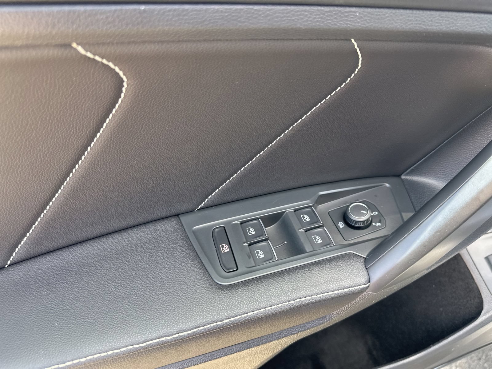 Certified 2024 Volkswagen Tiguan SE R-Line AWD/4WD image 20