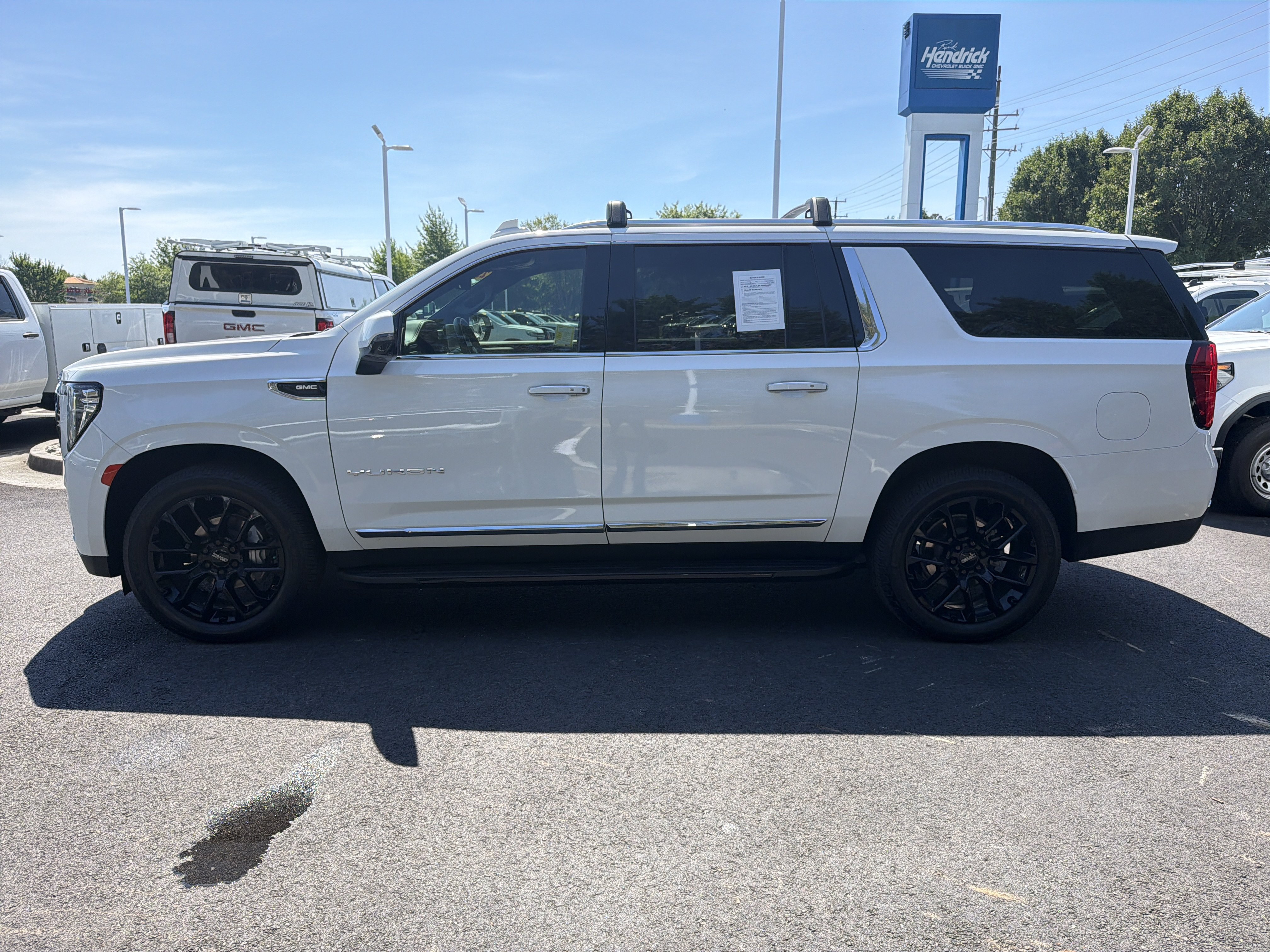 Used 2023 GMC Yukon XL SLT w/ SLT Luxury Package AWD/4WD image 7