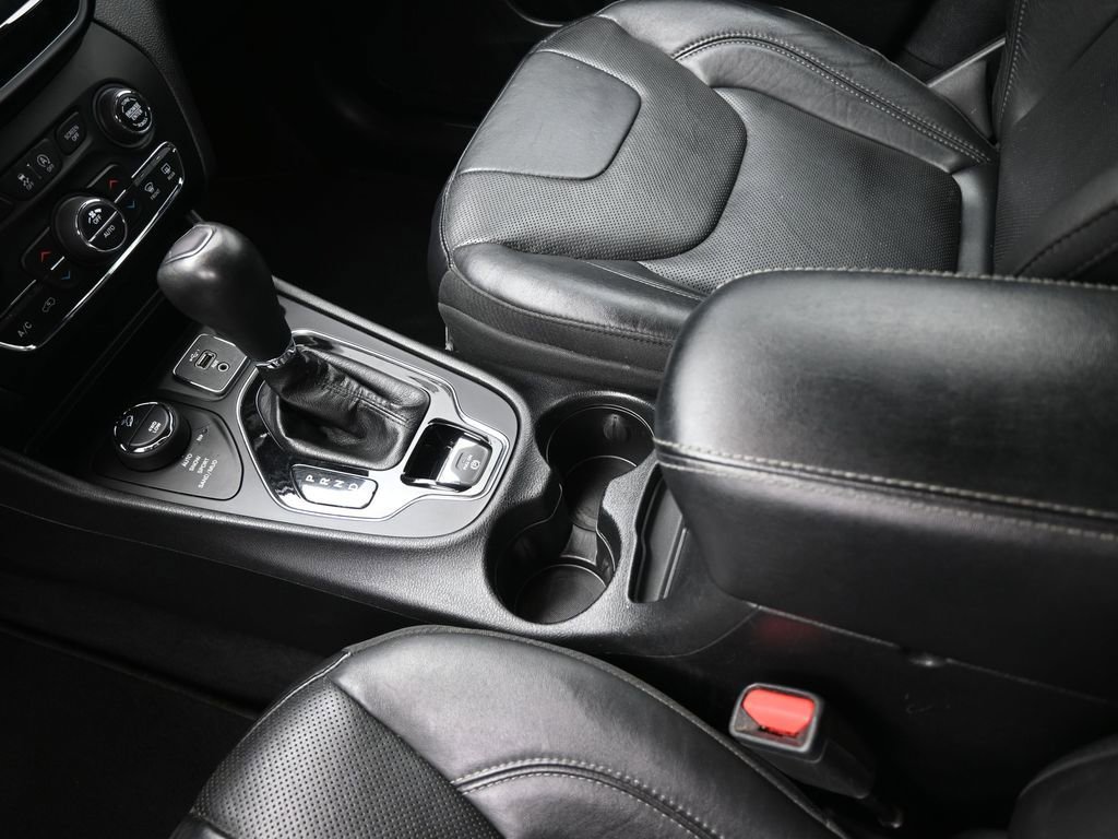 Used 2019 Jeep Cherokee Limited w/ Luxury Group AWD/4WD image 9