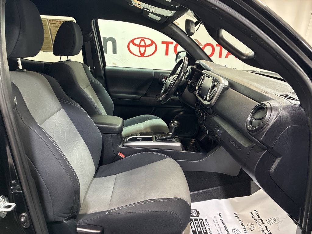 Used 2021 Toyota Tacoma TRD Sport w/ Technology Package image 12