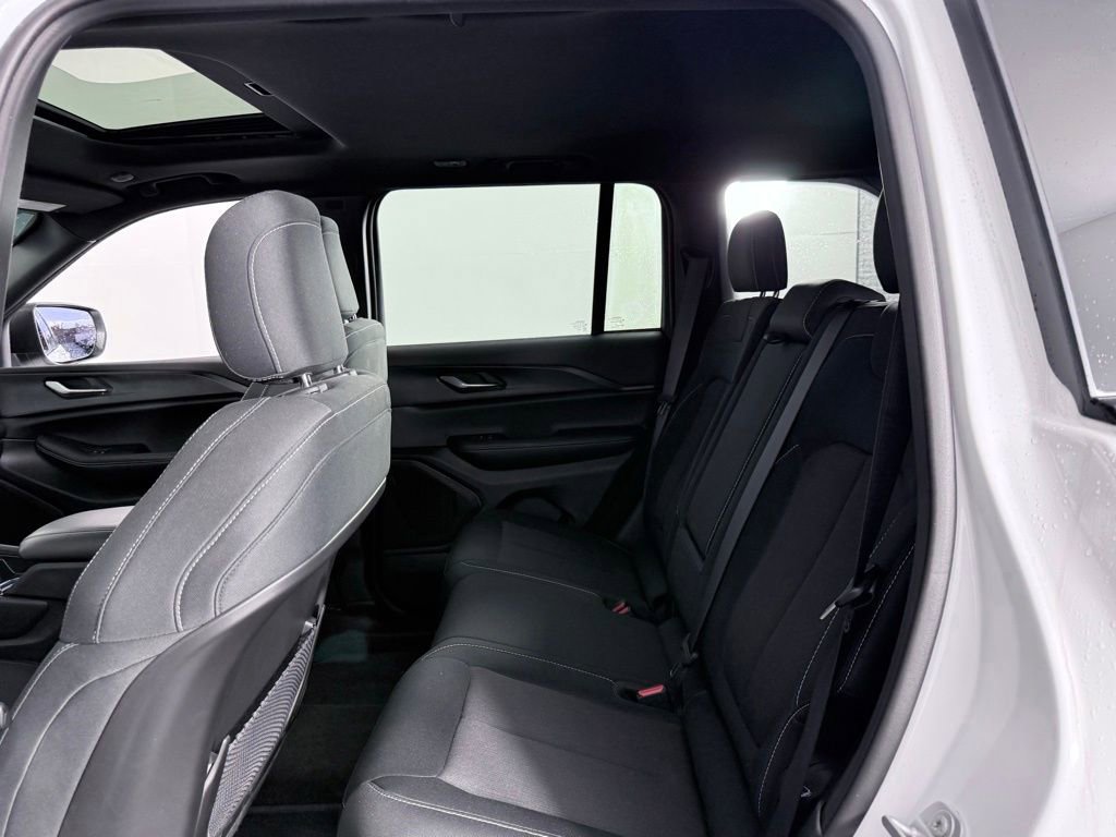 Used 2025 Jeep Grand Cherokee Laredo X w/ Luxury Tech Group I image 22