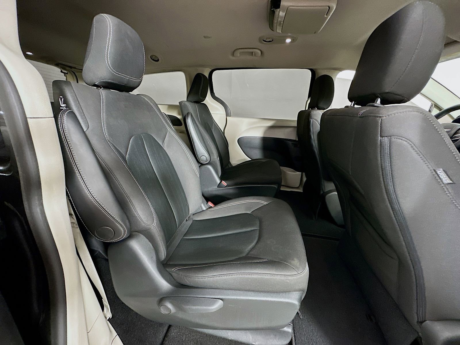 Used 2020 Chrysler Voyager LX image 28