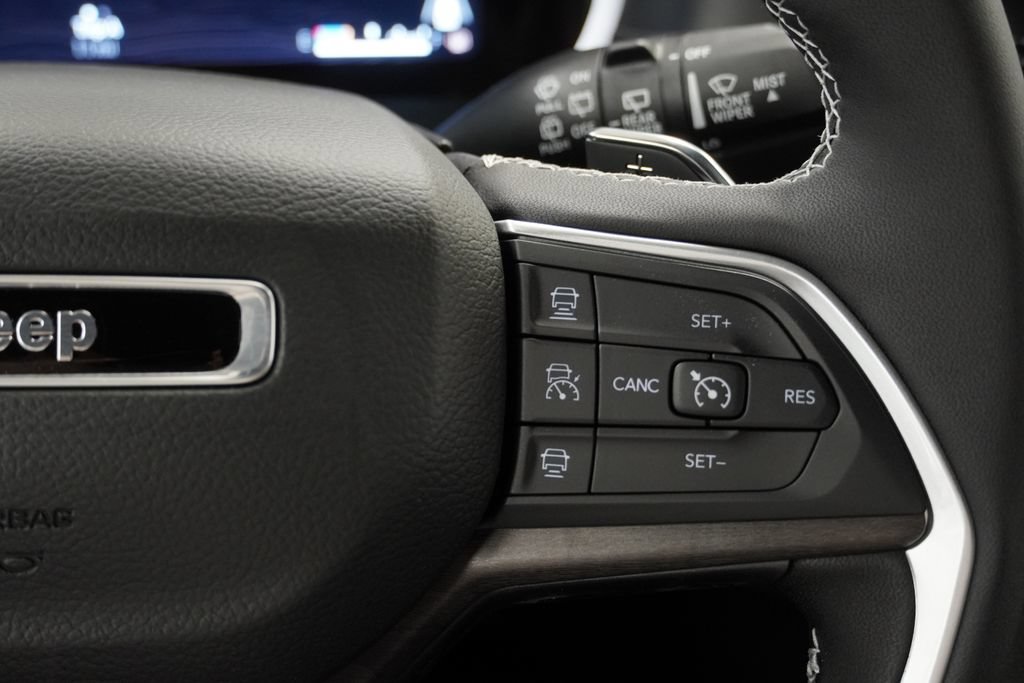 Used 2025 Jeep Grand Cherokee Limited AWD/4WD image 27