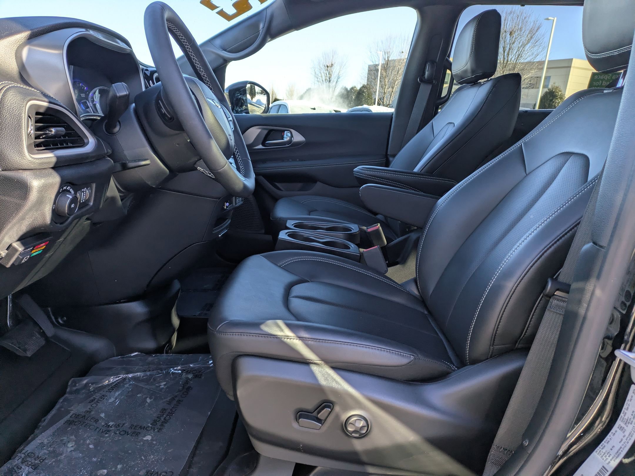 Used 2025 Chrysler Pacifica Select image 14