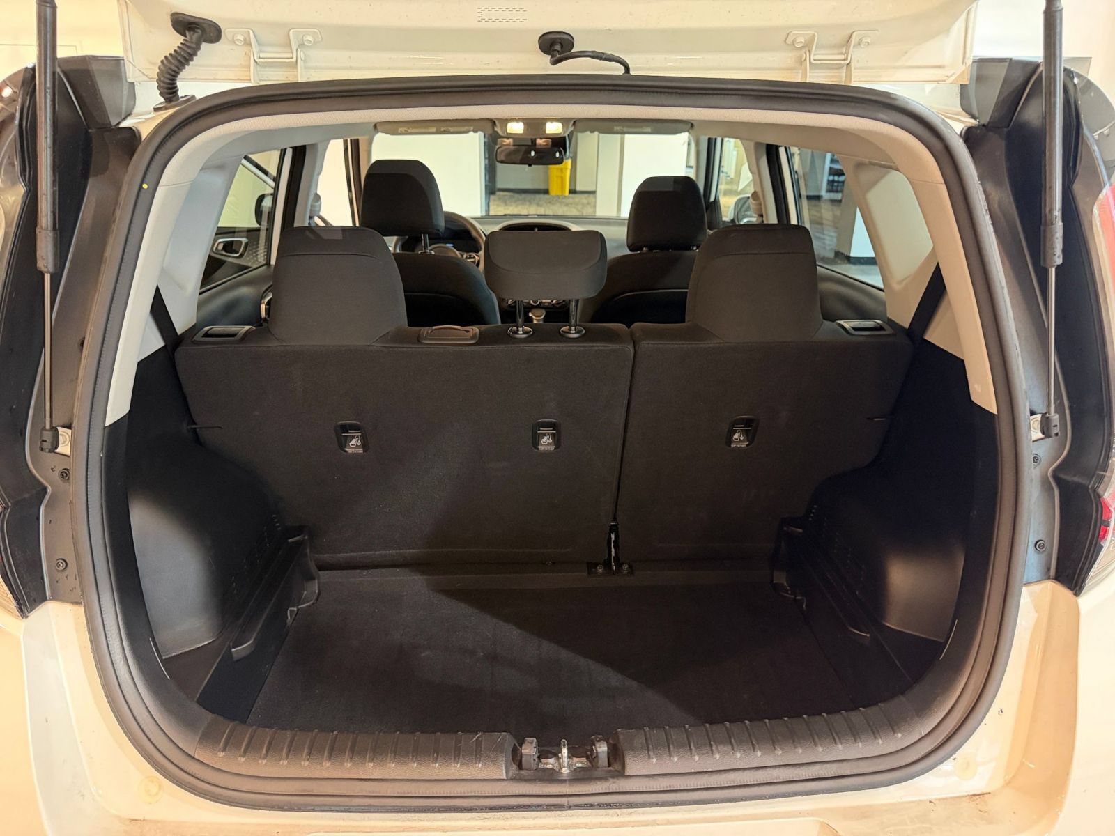 Used 2025 Kia Soul LX w/ LX Technology Package FWD image 30