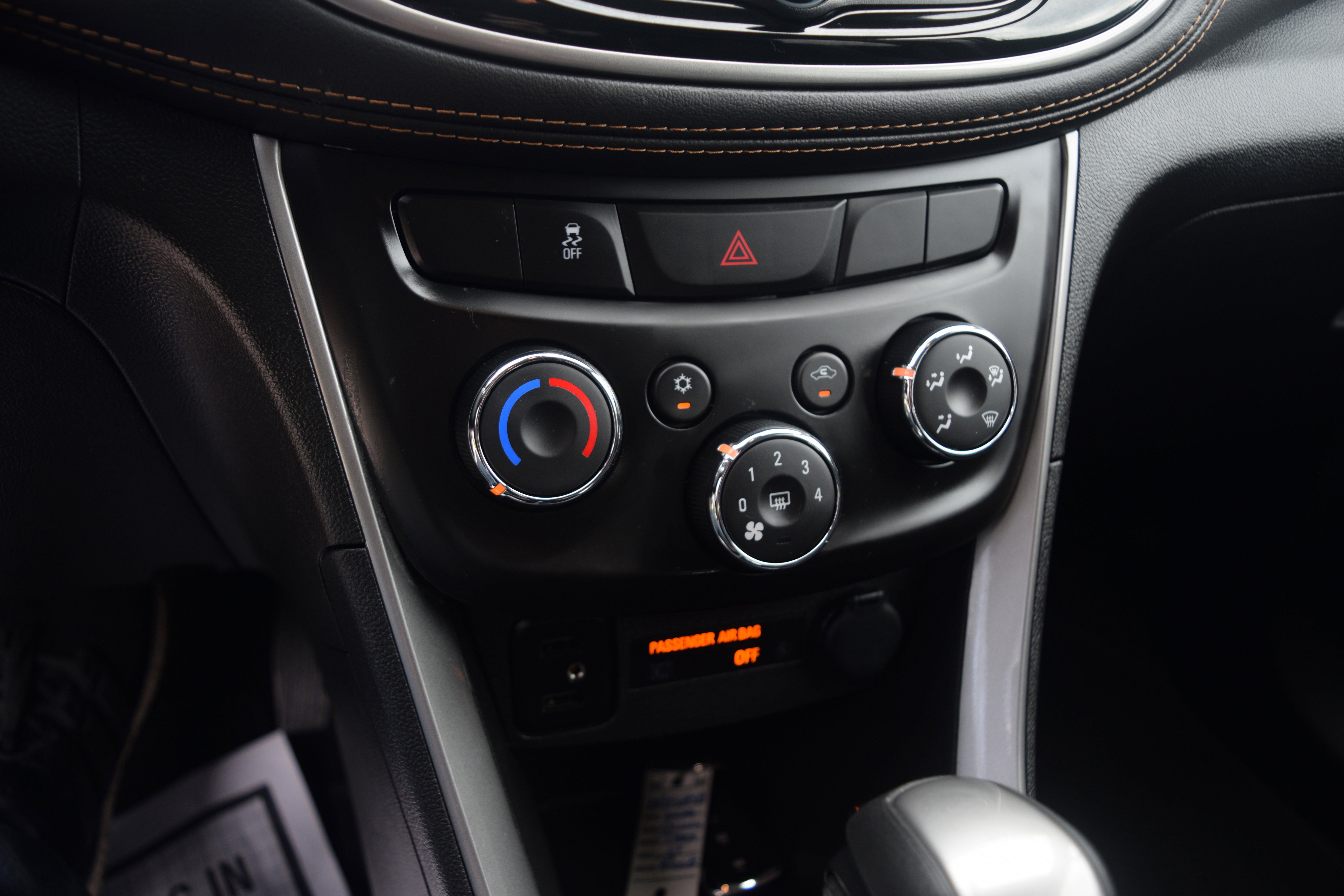 Used 2022 Chevrolet Trax LT w/ Midnight Edition image 11