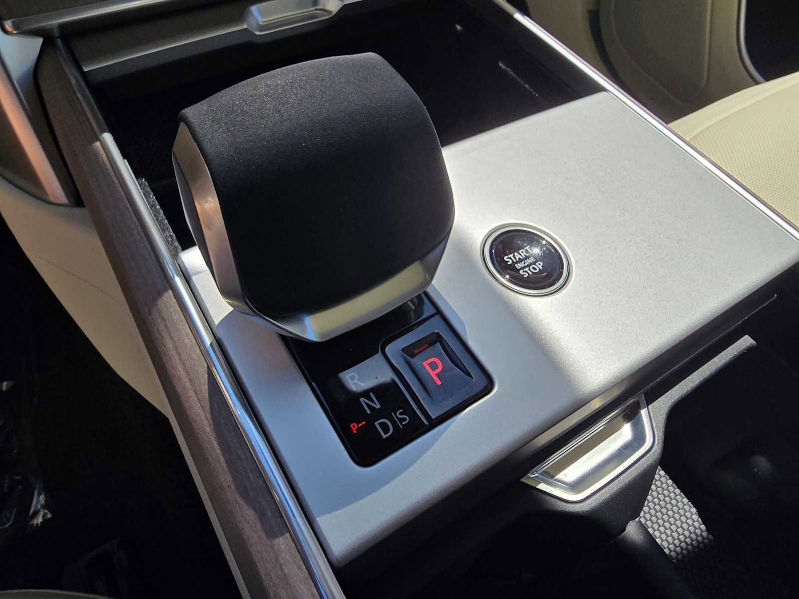 New 2025 Land Rover Range Rover SE image 31