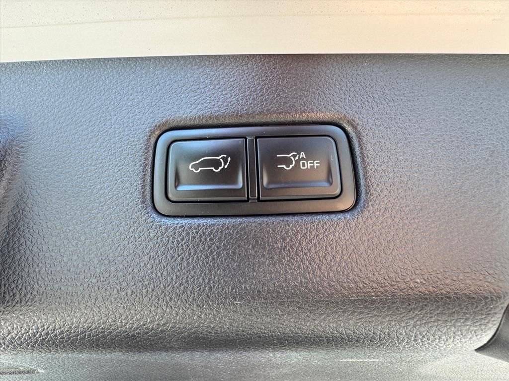 Used 2024 Kia Carnival EX FWD image 11