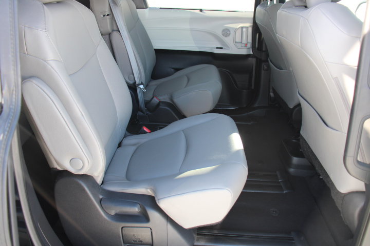 Certified 2025 Toyota Sienna XLE image 18