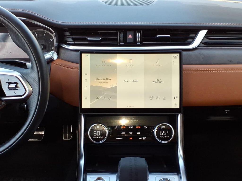 Used 2022 Jaguar XF R-Dynamic SE AWD/4WD image 17