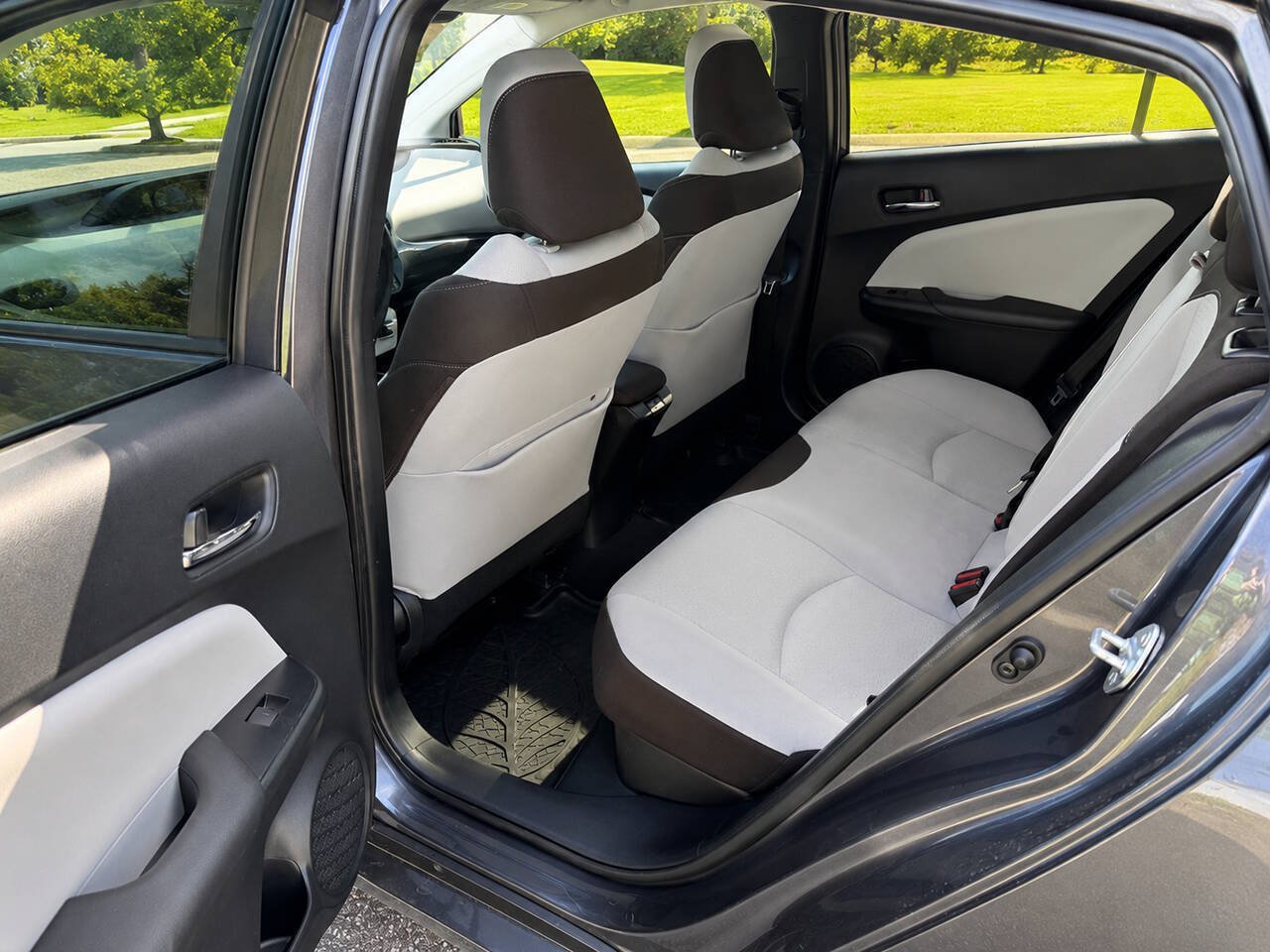 Used 2019 Toyota Prius LE FWD image 7