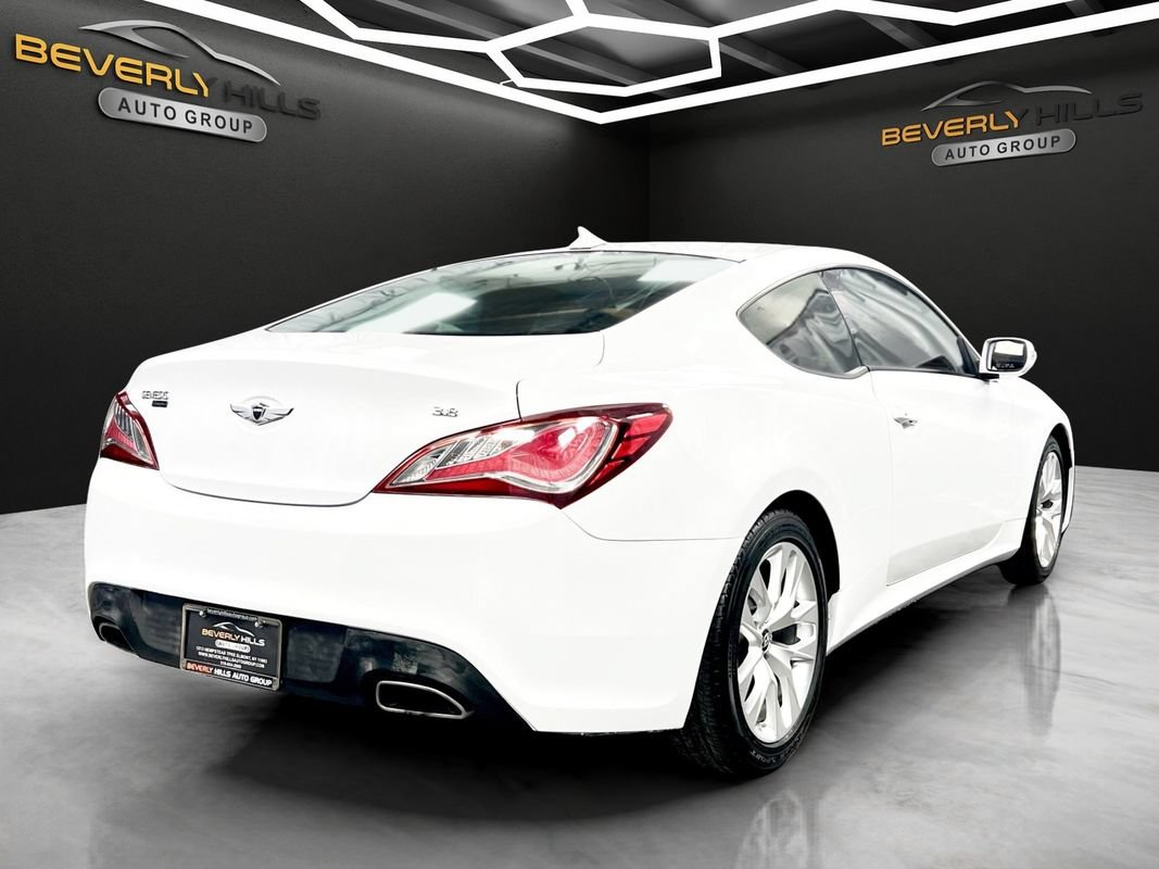 Used 2016 Hyundai Genesis 3.8 RWD image 5