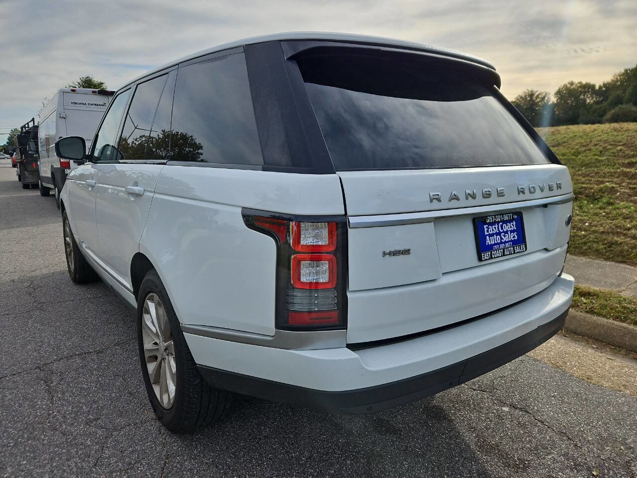 Used 2017 Land Rover Range Rover HSE image 4